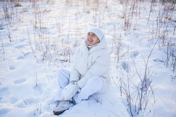 Mulher Madura Idoso Feliz Roupa Branca Quente Brincando Com Neve — Fotografia de Stock