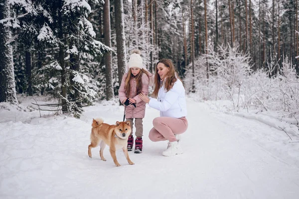 Família Feliz Jovem Mãe Pequena Menina Bonito Roupas Quentes Rosa — Fotografia de Stock