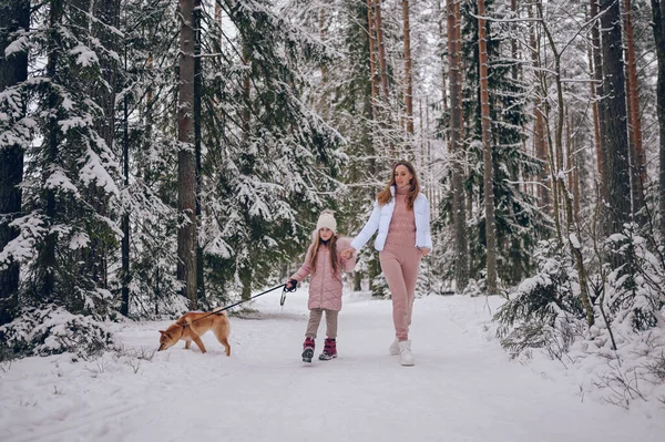 Joyeux Famille Jeune Mère Petite Fille Mignonne Tenues Chaudes Roses — Photo