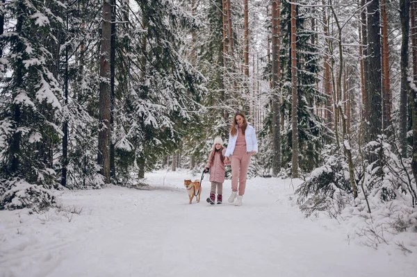 Família Feliz Jovem Mãe Pequena Menina Bonito Roupas Quentes Rosa — Fotografia de Stock