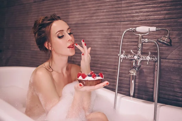 Beautiful Young Woman Make Hairstyle Eating Cake Fresh Berries Relaxes — Stock Photo, Image