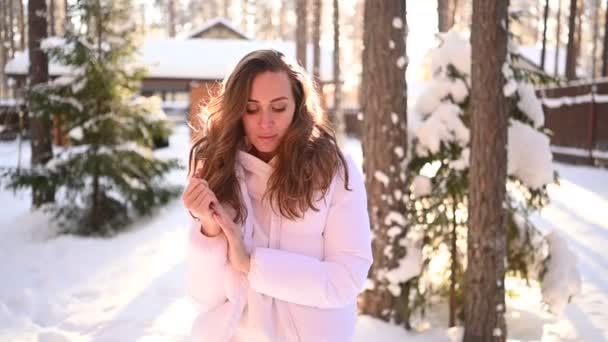 Зимовий Сонячний Холодний Портрет Снігопаді Красивої Молодої Жінки Білому Теплому — стокове відео