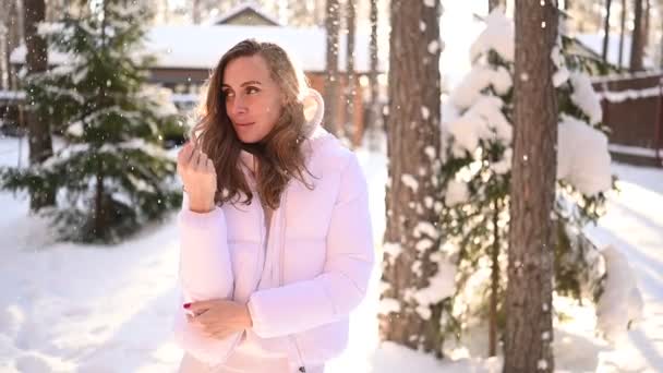 Winter Sunny Cold Portrait Snowfall Beautiful Young Woman White Warm — Stock Video