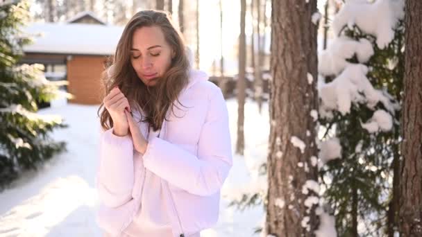 Зимний Солнечный Холодный Портрет Снегопаде Красивой Молодой Женщины Белой Теплой — стоковое видео