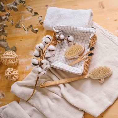 Sıfır atık banyo aksesuarları düz, tahta masa arkası, spa vücut bakımı konsepti. Kuru anti-selülit masajı için doğal sisal vücut fırçaları, siyah bambu diş fırçaları. Çevre dostu yaşam tarzı