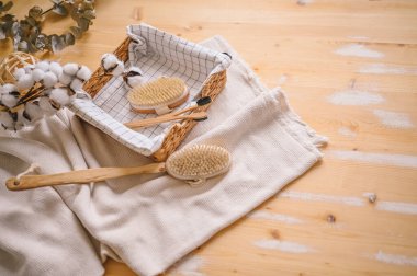 Sıfır atık banyo aksesuarları düz, tahta masa arkası, spa vücut bakımı konsepti. Kuru anti-selülit masajı için doğal sisal vücut fırçaları, siyah bambu diş fırçaları. Çevre dostu yaşam tarzı