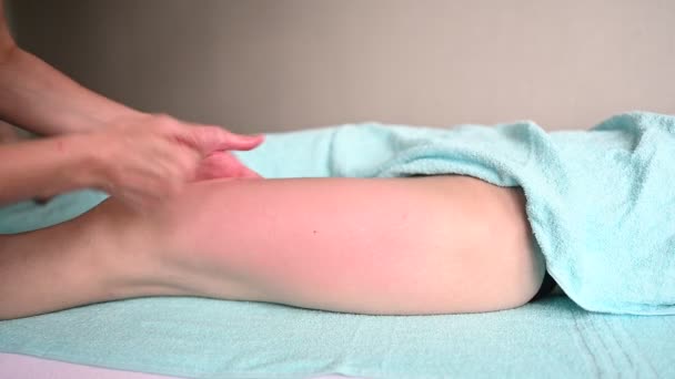 Jovem Mulher Irreconhecível Deitada Mesa Massagem Desfrutando Massagem Terapêutica Nos — Vídeo de Stock