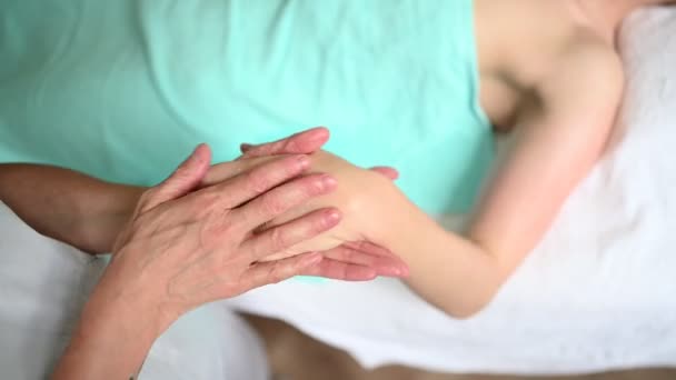 Joven Mujer Irreconocible Tumbada Mesa Masaje Disfrutando Del Masaje Terapéutico — Vídeos de Stock