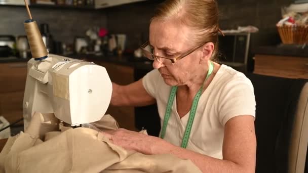 Fiduciosa Donna Anziana Cucitrice Camicia Bianca Occhiali Con Macchina Cucire — Video Stock