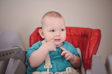 Küçük duygusal yeni doğmuş komik çocuk yüksek sandalyeye oturmuş. Bebek yüz ifadeleri ve ürün paketleme şablonu. Sağlıklı çocuk, hastane kavramı ve mutlu annelik. Bebek bebek..