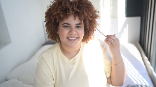 Vackra glada leende kurviga plus storlek afrikansk svart kvinna afro hår med make up poserar i beige t-shirt på vit bakgrund. Kroppslig ofullkomlighet, kroppens acceptans, kroppspositivt och mångfaldskoncept — Stockvideo