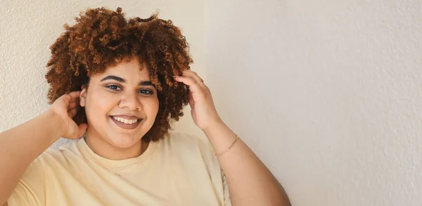 Indah tersenyum melengkung senang ditambah ukuran Afrika hitam wanita afro rambut dengan make up berpose dalam t-shirt krem di latar belakang putih. Ketidaksempurnaan tubuh, penerimaan tubuh, tubuh konsep positif dan keragaman — Stok Foto