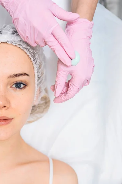 Wanita Cantik Yang Bahagia Menerima Perawatan Spa Kosmetologis Salon Kecantikan — Stok Foto