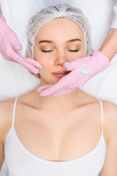 Wanita Cantik Yang Bahagia Menerima Perawatan Spa Kosmetologis Salon Kecantikan — Stok Foto