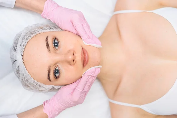 Wanita Cantik Yang Bahagia Menerima Perawatan Spa Kosmetolog Salon Kecantikan — Stok Foto