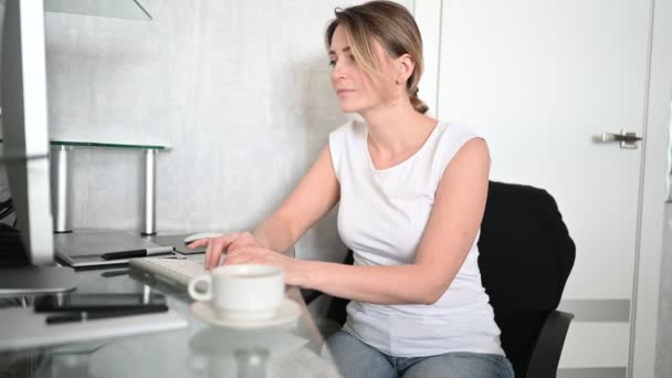 Teknik koncept - ung kvinna student sitter framför datorn med kaffe och smartphone med hjälp av tangentbord skriva arbetar på hemmakontoret. Utbildning i distansarbete. — Stockvideo