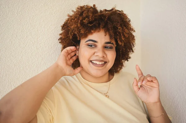 Linda feliz sorrindo curvy plus size Africano preto mulher afro cabelo com maquiagem posando em bege t-shirt no fundo branco. Imperfeição corporal, aceitação corporal, corpo positivo e conceito de diversidade — Fotografia de Stock