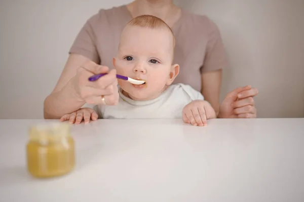 Pequeño Bebé Divertido Recién Nacido Aprendiendo Comer Puré Verduras Frutas —  Fotos de Stock