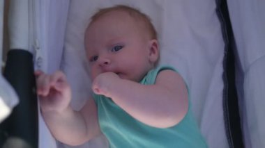 Sevimli duygusal yeni doğan, esneyen komik erkek bebek beşiğinde uyuyor. Bebek, bebek. Çocuk odası.