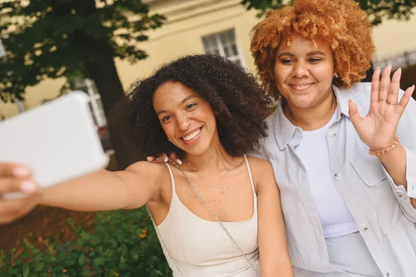 Indah bahagia lesbian Afrika Amerika pasangan Memeluk membuat selfie sekitar lanskap jalan kota di musim panas. Konsep komunitas LGBT. Teman-teman wanita tersenyum menikmati saat-saat cinta bersama — Stok Foto