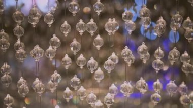 Klasik parlak kristal boncuklarla parıldayan lüks kristal avizeyi kapatın. Çağdaş kristal dekorasyonu.