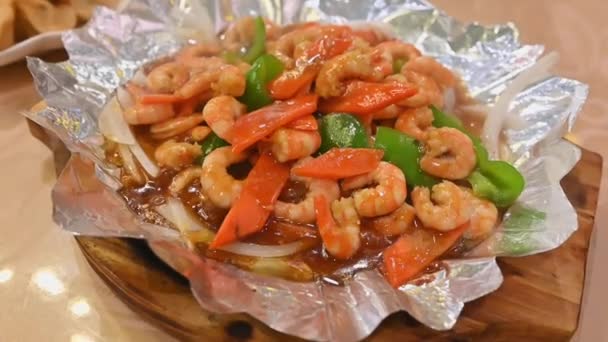 Ulusal Çin sokak yemekleri. Sebzeli ve kızarmış hamur köfteli demir karidesler. Buhar ve yağlı yiyecekler fırından veya tavadan çıkar.. — Stok video