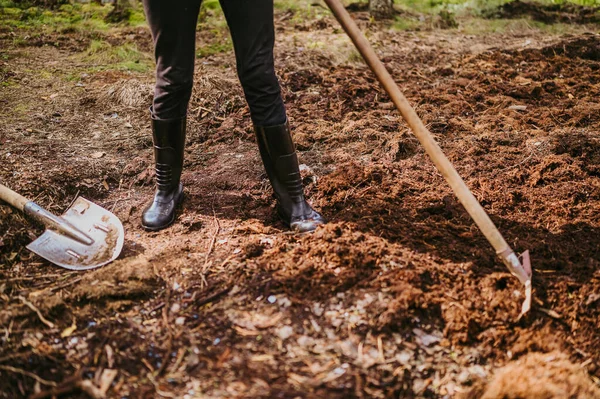 연로 한 정원사 여인은 정원의 연장을 사용하여 여름 농장 시골의 땅을 정성들여 파는 일을 한다. 농사, 정원가꾸기, 농사, 은퇴 한 활동적 인 노인들의 개념 — 스톡 사진