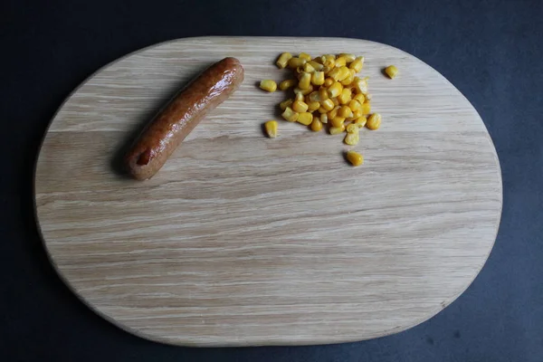Snídaně Oběd Nebo Večeře Sladká Kukuřice Grilované Klobásy Leží Dřevěném — Stock fotografie