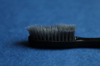 Kopyalama alanının mavi arka plan görünümünde siyah gri eski kullanılmış diş fırçası