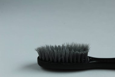 Eski diş fırçası açık gri arkaplan kopyalama alanı üzerinde siyah gri kullanıldı