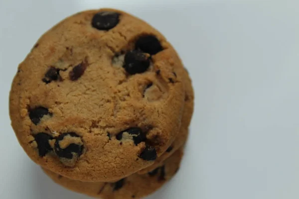 Galletas Con Gotas Chocolate Apilan Vista Superior Sobre Fondo Gris — Foto de Stock