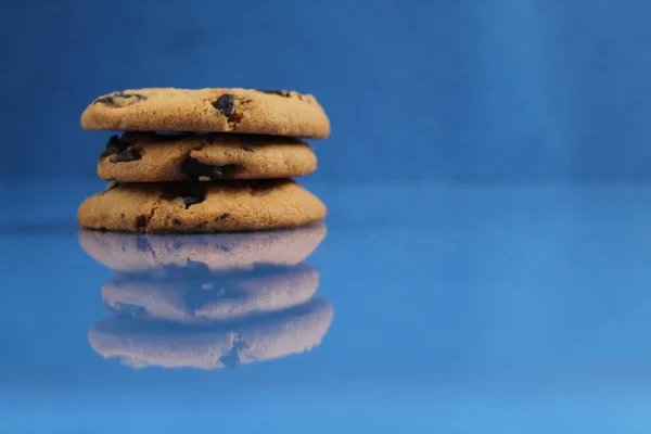 Una Galleta Redonda Con Gotas Chocolate Apila Una Encima Otra — Foto de Stock