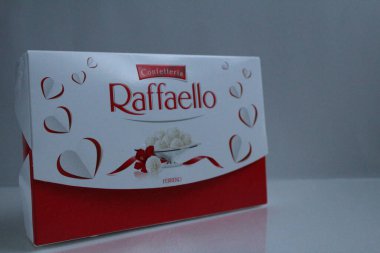 Raffaello 'nun beyaz arka plan hediyeli şeker kutusu. Yeni yıl annelerinin doğum günü için.