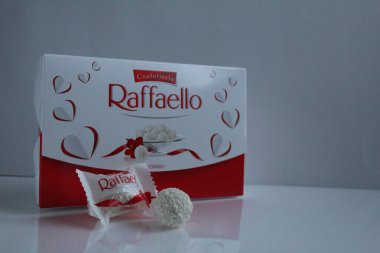 Raffaello 'nun şeker ve hediye kutusu fotokopi alanının beyaz gri ışık arka planında duruyor.
