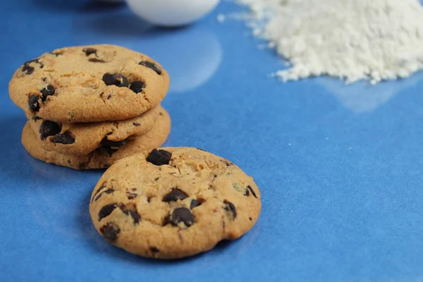 Cookies Chocolate Drops Close Back Filled White Flour Blue Background — Stock Photo, Image