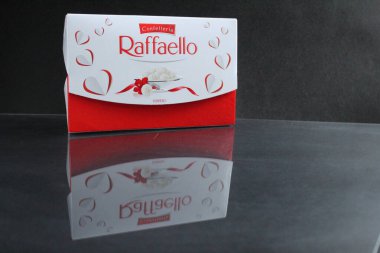 Raffaello şeker kutusu siyah arka planda ya da noel anne günü için en iyi manzara hediyesi