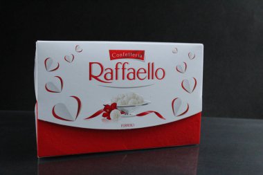 Raffaello şeker kutusu siyah arka planda ya da noel anne günü için en iyi manzara hediyesi