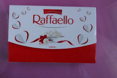 Raffaello 'nun kare dikdörtgen hediye kutusu fotokopi alanının pembe arka plan görünümünde duruyor.