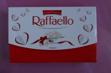 Raffaello 'nun kare dikdörtgen hediye kutusu fotokopi alanının pembe arka plan görünümünde duruyor.