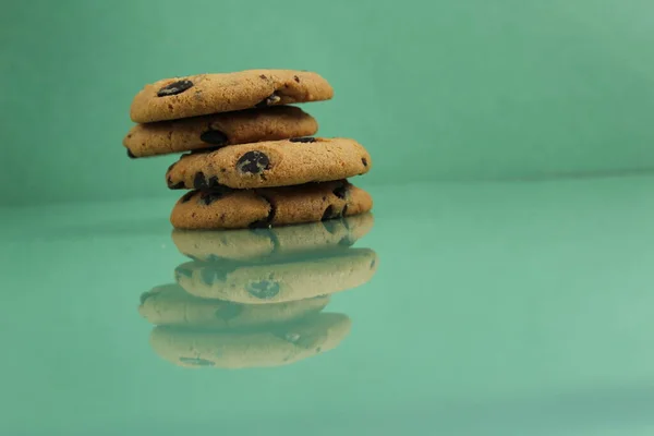 Runde Kekse Mit Schokoladentropfen Werden Auf Einem Grünen Eishintergrund Auf — Stockfoto