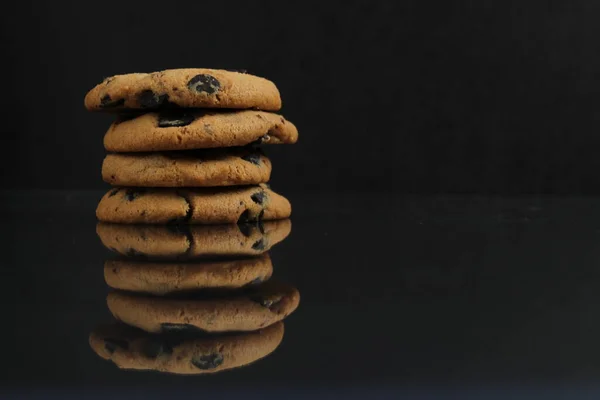 Schokolade Hausgemachte Weihnachtsplätzchen Mit Schokoladentropfen Sind Übereinander Gestapelt Mit Einer — Stockfoto