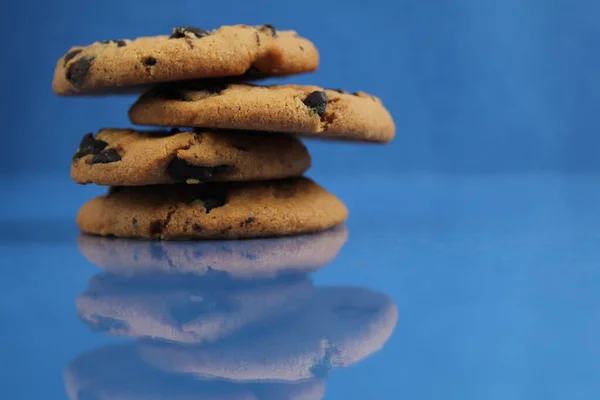 Una Galleta Redonda Con Gotas Chocolate Apilan Una Encima Otra — Foto de Stock