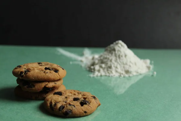 Deux Biscuits Avec Des Gouttes Chocolat Sont Couchés Les Uns — Photo