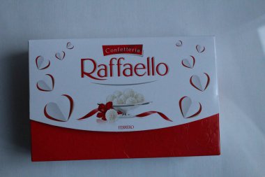 Raffaello 'nun beyaz arka plan hediyeli şeker kutusu. Yeni yıl annelerinin doğum günü için.