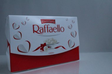 Raffaello 'nun beyaz arka plan hediyeli şeker kutusu. Yeni yıl annelerinin doğum günü için.