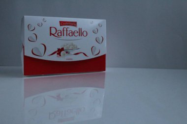 Raffaello 'nun beyaz arka plan hediyeli şeker kutusu. Yeni yıl annelerinin doğum günü için.