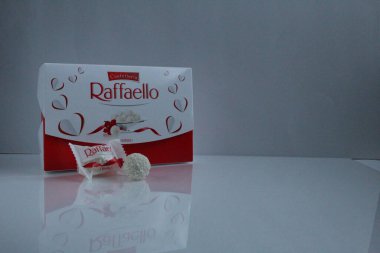 Raffaello 'nun şeker ve hediye kutusu fotokopi alanının beyaz gri ışık arka planında duruyor.