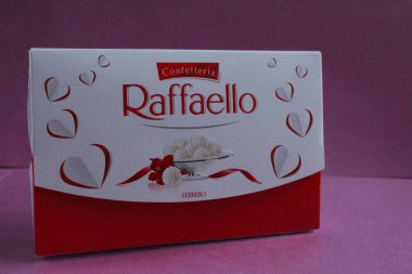 Raffaello 'nun kare dikdörtgen hediye kutusu fotokopi alanının pembe arka plan görünümünde duruyor.