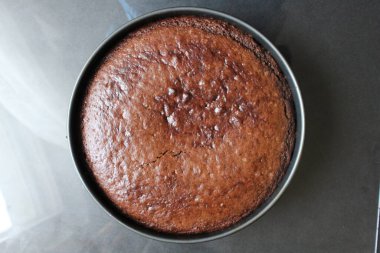 Koyu renkli çikolatalı kek. Çatallarla yakın plan. Siyah arka plan üzerinde yan görünüm ve metin için metin alanı.