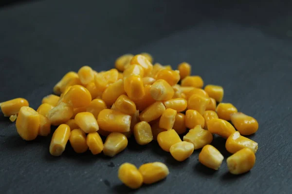 Пищевой Фон Сладкий Сахарный Желтый Кукуруза Лежит Куче Скале Темно — стоковое фото
